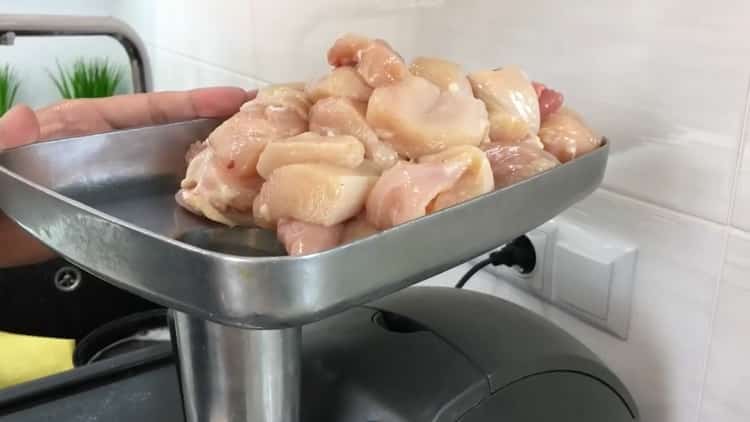 Pour préparer des boulettes au feu, préparez la viande hachée