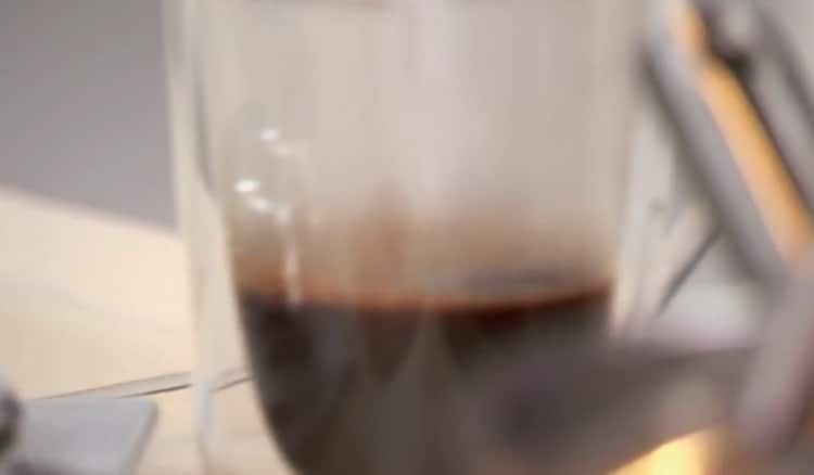 Pour faire du cappuccino à la maison, versez du café dans une tasse