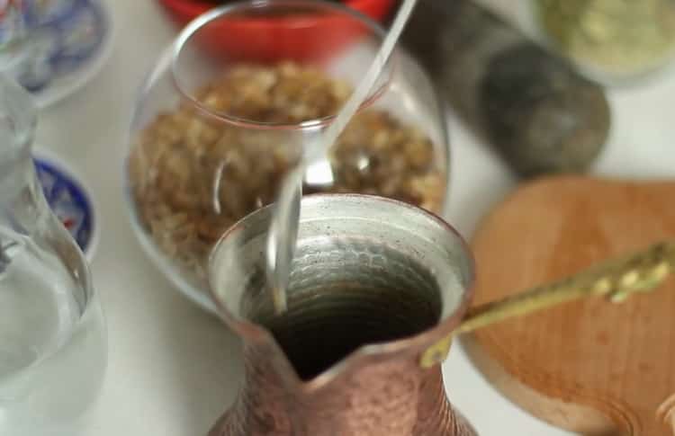 Para preparar café en turco de acuerdo con una receta simple, coloque los ingredientes en un turco