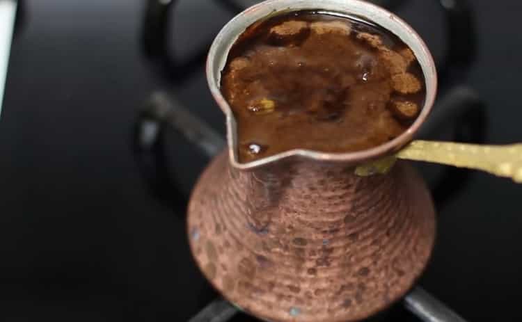 Para preparar café en turco de acuerdo con una receta simple, hierva