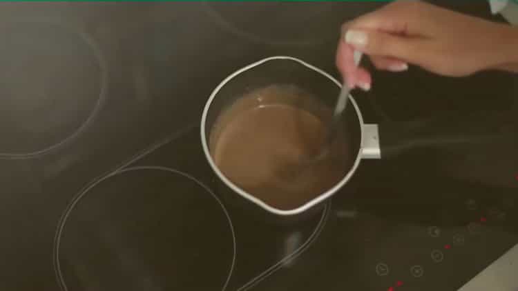 Pomiješajte sastojke kako biste napravili kavu s cimetom.