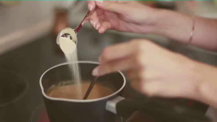 Da biste napravili kavu s cimetom, pomiješajte sastojke.