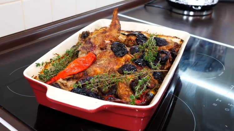 Para cocinar un conejo en el horno, encienda el horno