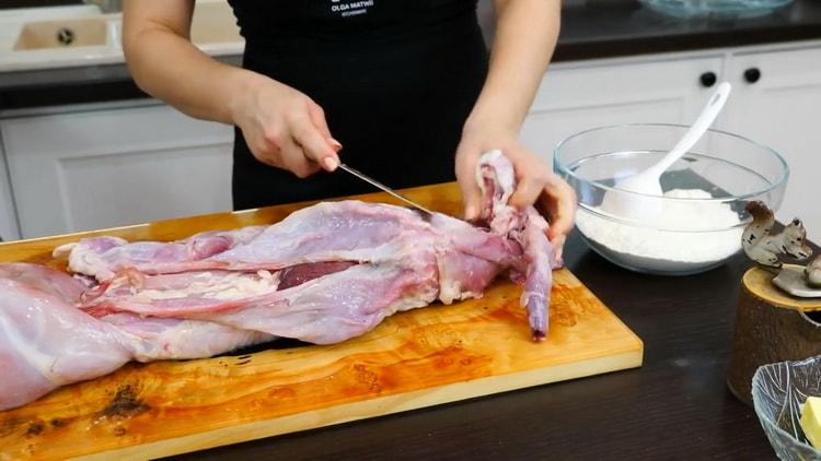 Para cocinar un conejo en el horno, corte la carne.