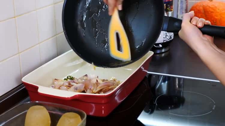 Para cocinar un conejo en el horno, prepara los platos.