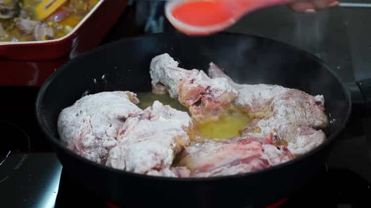 Para cocinar el conejo en el horno, freír la carne.