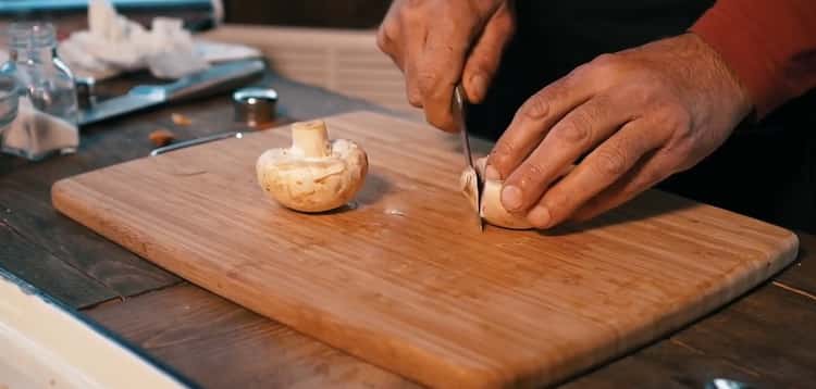 Cuire le lapin entier au four. hacher les champignons