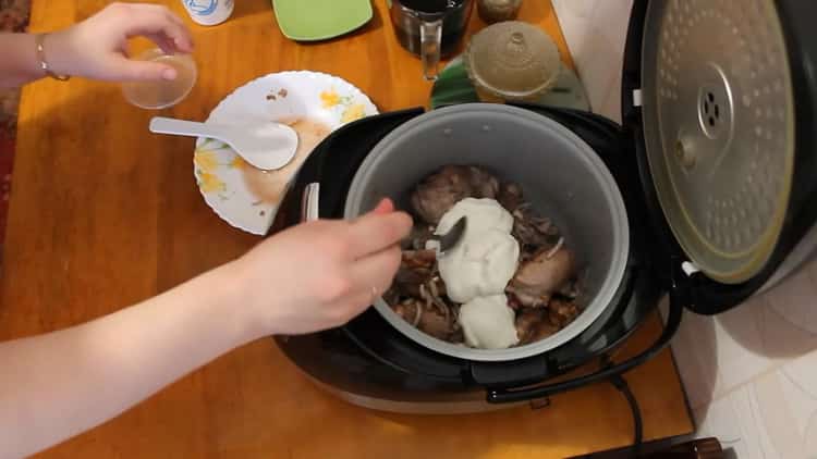 Pour faire cuire un lapin dans une cocotte dans une sauce à la crème sure, préparez la sauce