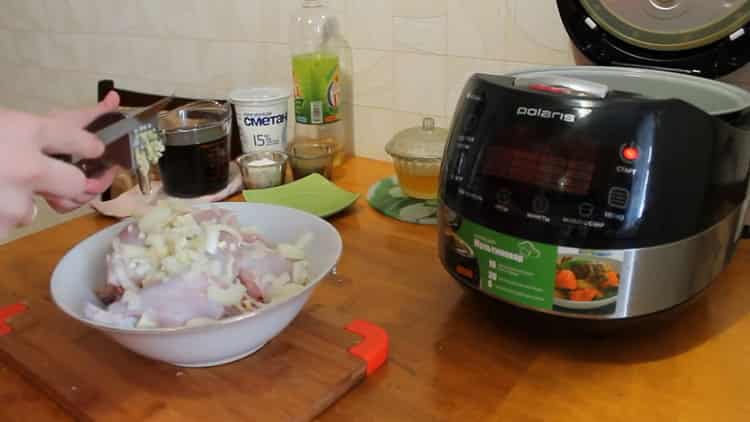 Za kuhanje kunića u sporom kuhaču u umaku od kiselog vrhnja, dodajte češnjak