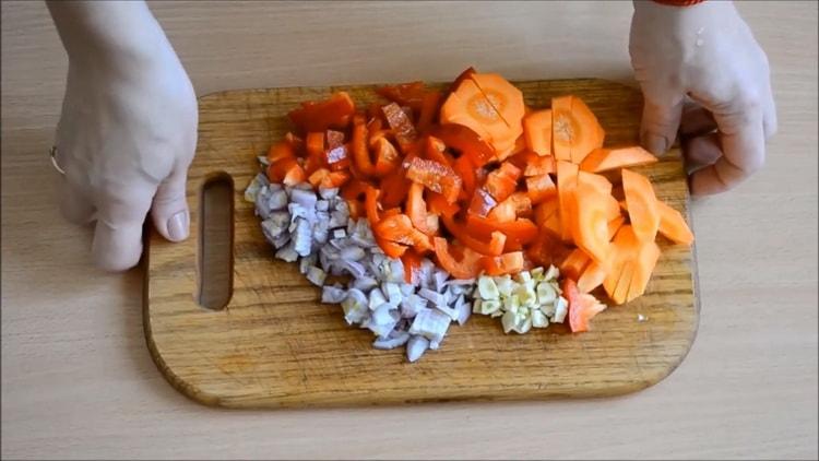 Para cocinar un conejo en una olla de cocción lenta, corte las verduras.