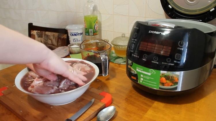 Za kuhanje zeca u sporoj kuhačici u umaku od kiselog vrhnja pripremite marinadu