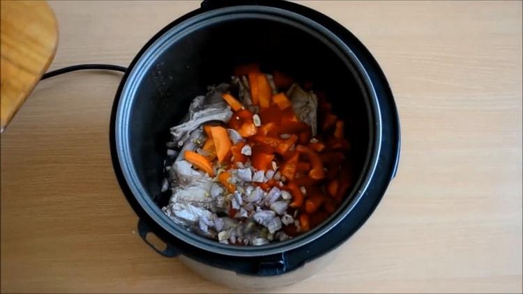 Para cocinar un conejo en una olla de cocción lenta, prepare los ingredientes.