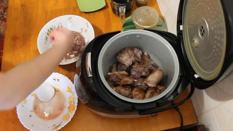 Da biste pripremili zeca u sporom kuhaču u umaku od kiselog vrhnja, pripremite sastojke