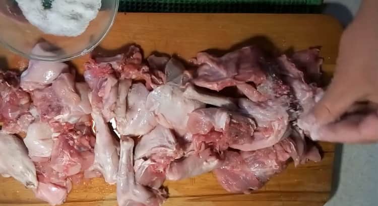 Pour faire cuire un lapin à la crème sure au four, coupez la viande