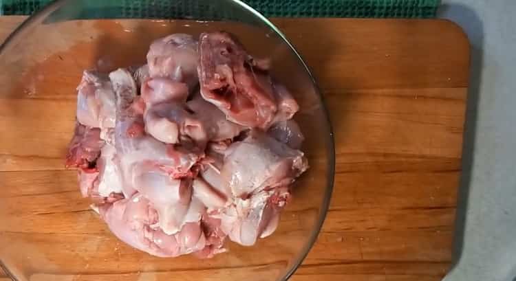 Para cocinar un conejo en la crema agria en el horno, marinar la carne.