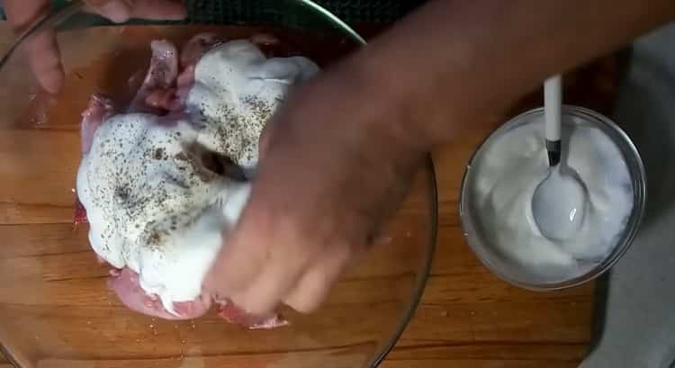 Para cocinar un conejo en crema agria en el horno, agregue crema agria