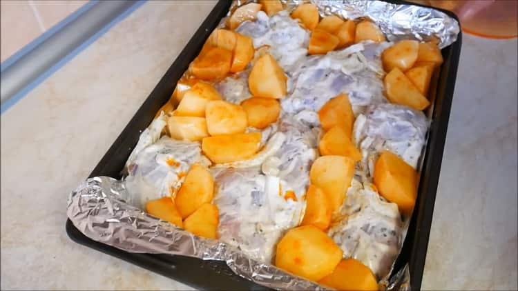 Para preparar el conejo, pon los ingredientes en un molde.