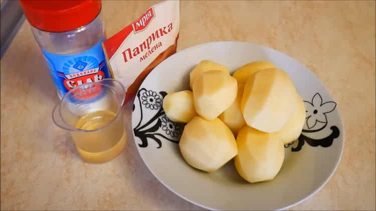 Pelar papas para hacer conejo