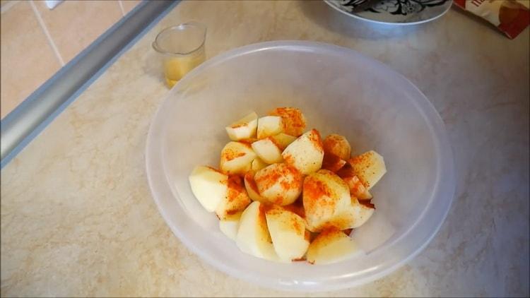 Salar las papas para hacer el conejo