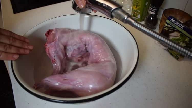 Para cocinar el conejo en papel de aluminio en el horno, marinar la carne.
