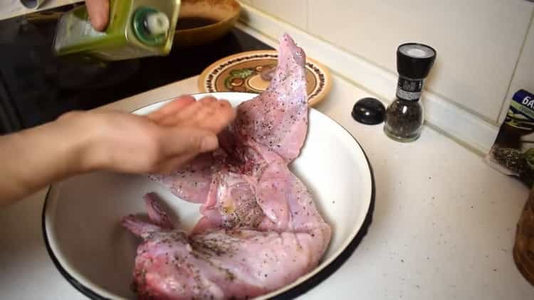 Para preparar el conejo en papel de aluminio en el horno, prepara todo lo que necesitas para cocinar