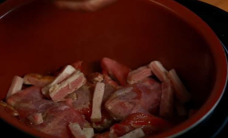 Pour faire cuire un lapin avec des pommes de terre dans une mijoteuse, combinez les ingrédients