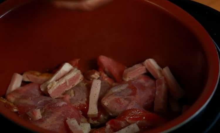 Para cocinar un conejo con papas en una olla de cocción lenta, combine los ingredientes.