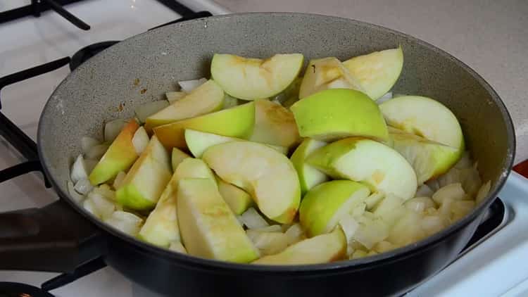 Para cocinar conejo con ciruelas pasas. freír los ingredientes