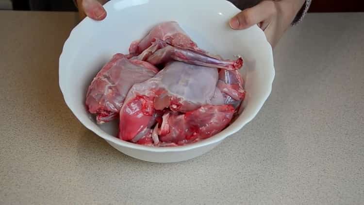 Pour la cuisson du lapin aux pruneaux. hacher la viande