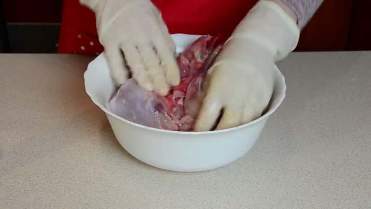 Para cocinar conejo con ciruelas pasas. salar la carne