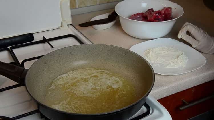 Para cocinar conejo con ciruelas pasas. precalentar la sartén