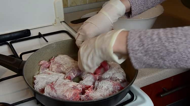 Para cocinar conejo con ciruelas pasas. freír la carne