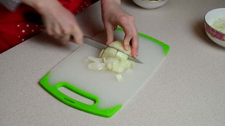 Pour la cuisson du lapin aux pruneaux. hacher l'oignon