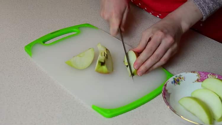 Pour la cuisson du lapin aux pruneaux. couper une pomme