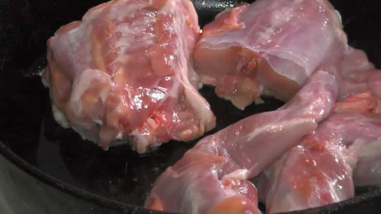 Pour faire cuire le lapin en compote avec des pommes de terre, faites frire la viande