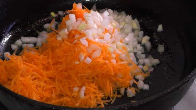 Pour faire cuire le lapin en compote avec des pommes de terre, faites frire les oignons