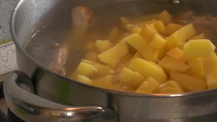 Pour faire cuire le lapin cuit avec des pommes de terre, combinez les ingrédients