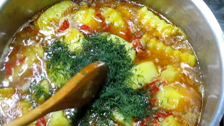 For at tilberede en stewed kanin med grøntsager, tilsæt greener