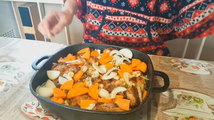 Pour cuisiner un lapin à l'étouffée avec des légumes, mettez les légumes sur la viande