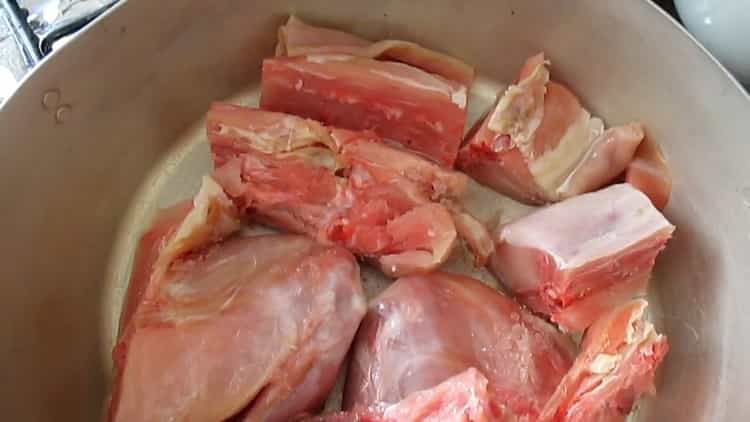 Til madlavning af kaninstuing med grøntsager, hakkes kødet