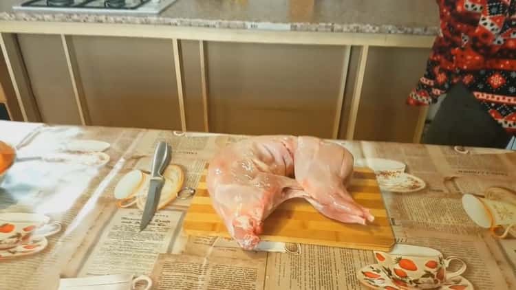 Pour cuire un ragoût de lapin avec des légumes, hachez la viande