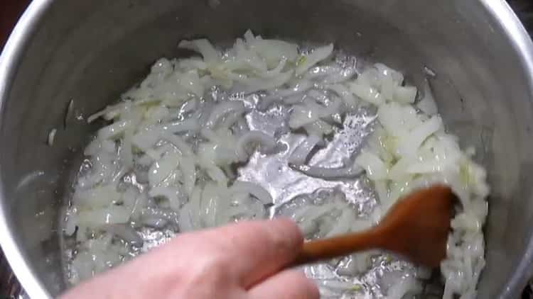 Pour faire cuire un lapin cuit avec des légumes, faites frire les oignons