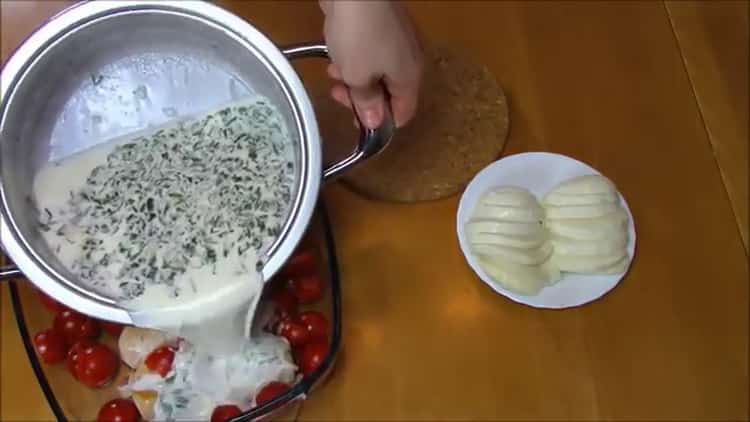 To prepare chicken breast in a creamy sauce, pour the meat with sauce
