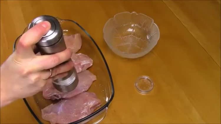 Pour cuire une poitrine de poulet dans une sauce crémeuse, hachez la viande