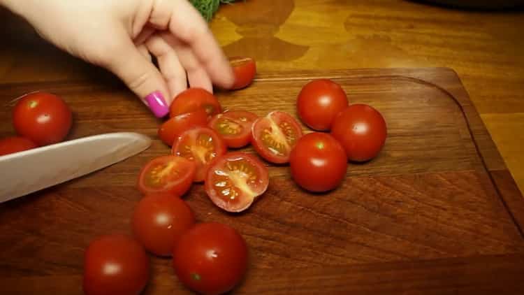 Para cocinar la pechuga de pollo en una olla de cocción lenta, corte los tomates.