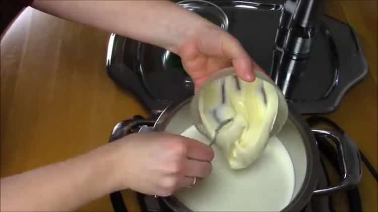 To make chicken breast in a creamy sauce, prepare the sauce