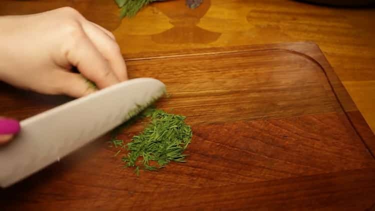 Para cocinar la pechuga de pollo en una olla de cocción lenta, corte las verduras.