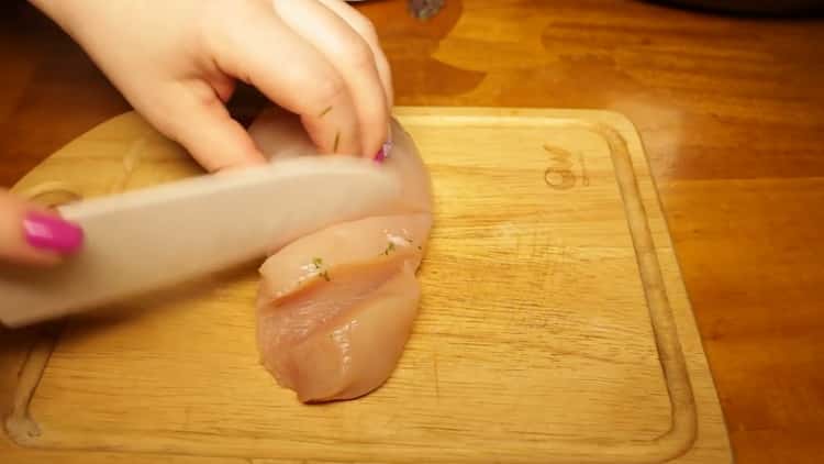 Pour cuire une poitrine de poulet dans une cocotte, préparez la viande