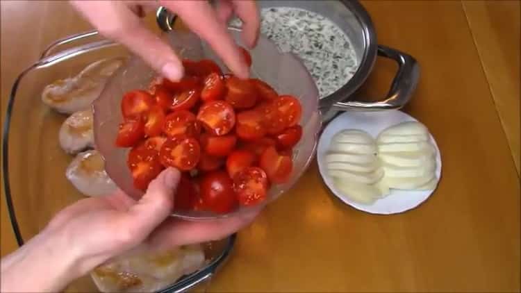 Para cocinar la pechuga de pollo en una salsa cremosa, corte las verduras.