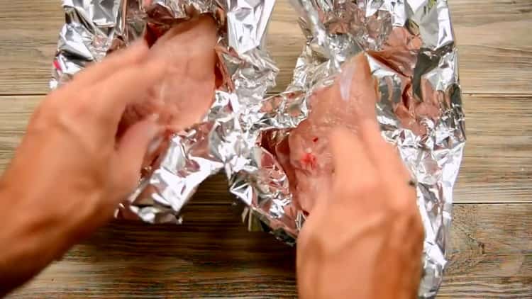 Para preparar la pechuga de pollo en el papel de aluminio en el horno, prepare los ingredientes.